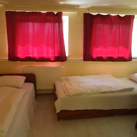 Almagyardombi Kollegium Hostel *