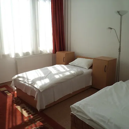 Hostel Almagyardombi Kollegium Eğri