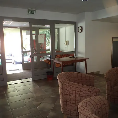 Hostel Almagyardombi Kollegium Eğri
