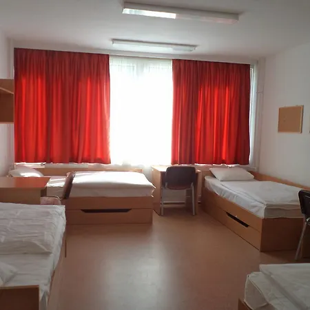 Hostel Almagyardombi Kollegium Eğri