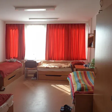 Hostel Almagyardombi Kollegium Eğri