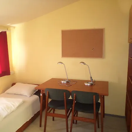 Hostel Almagyardombi Kollegium Eğri