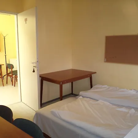Hostel Almagyardombi Kollegium Eğri